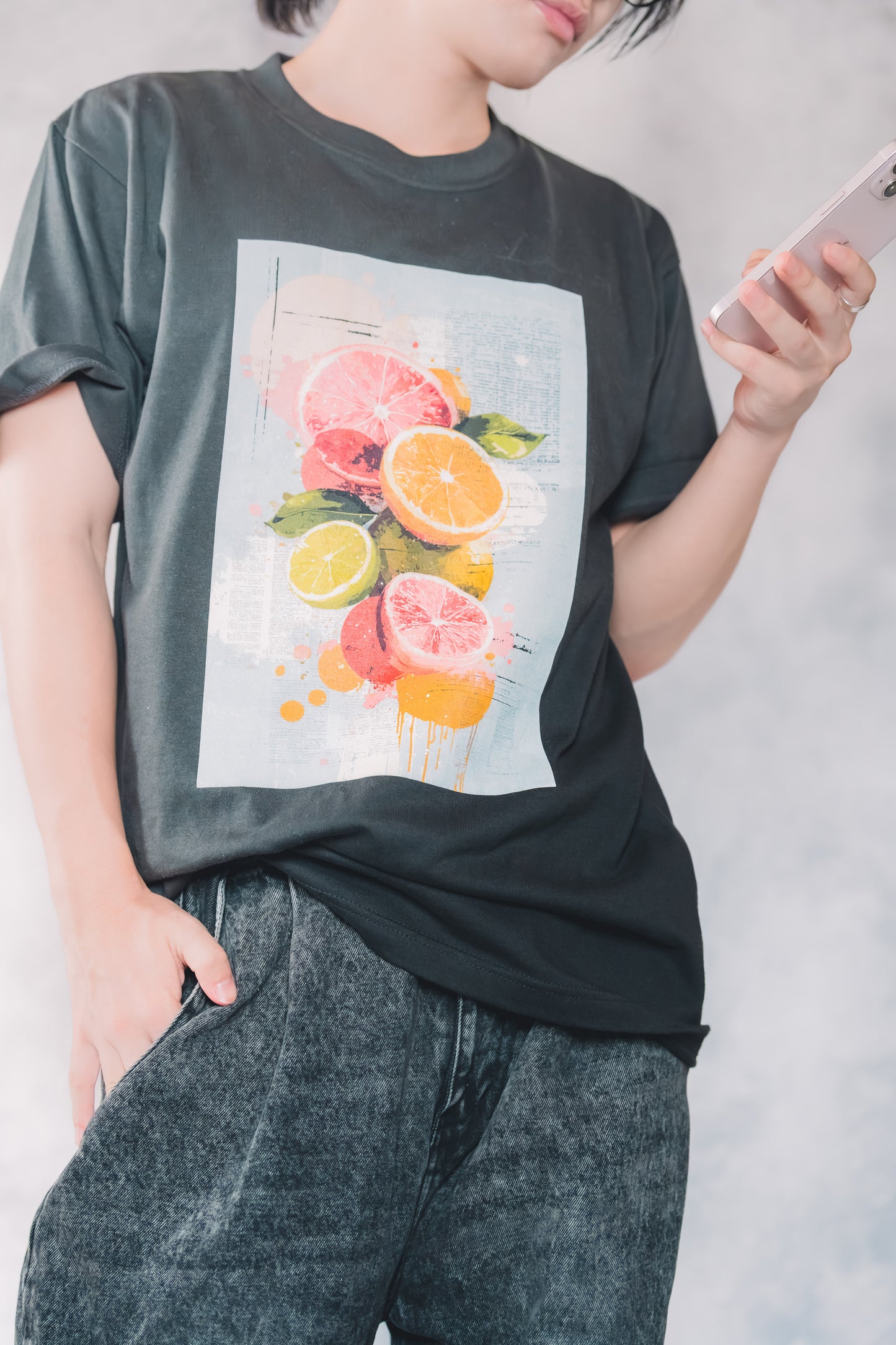 Lien Harden 半袖アートTシャツ - 「午後に溶けるシトラス」