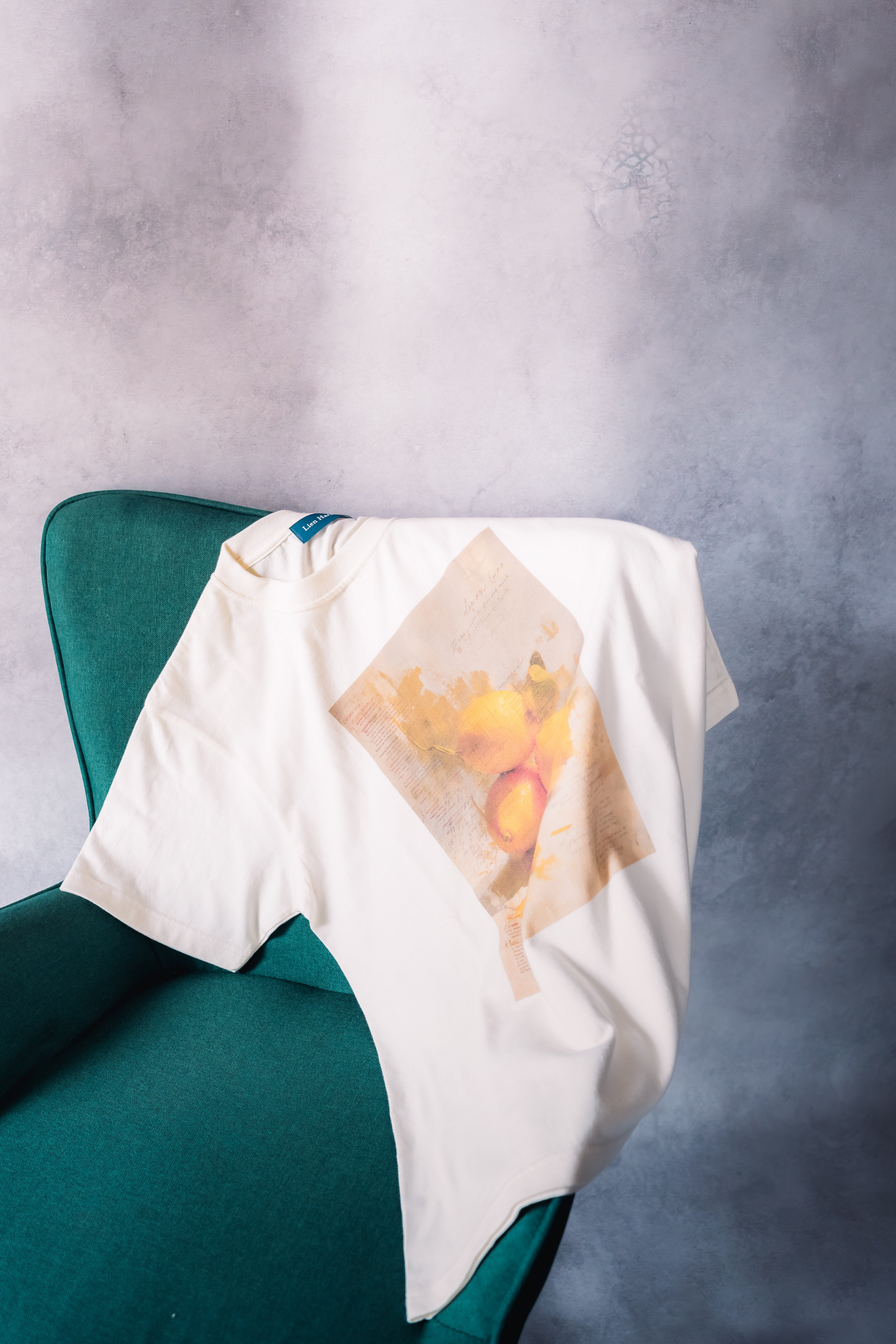 数量限定:あと1点】半袖アートTシャツ - 「レモンと静かな午後