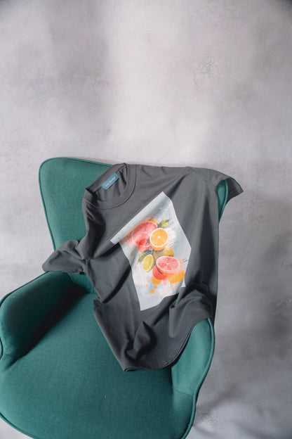 Lien Harden 半袖アートTシャツ - 「午後に溶けるシトラス」