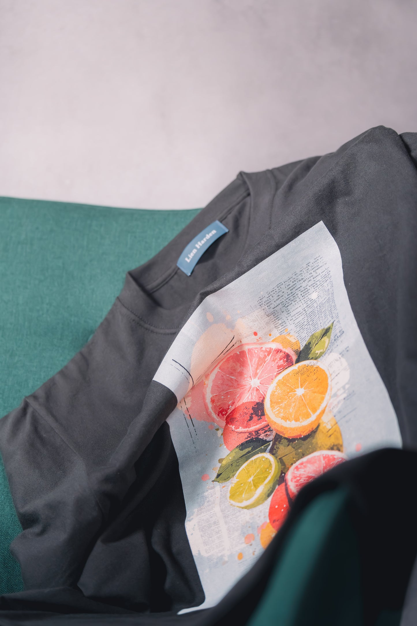 Lien Harden 半袖アートTシャツ - 「午後に溶けるシトラス」