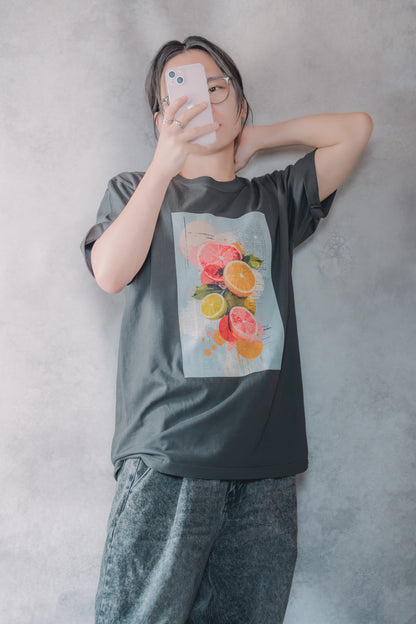 Lien Harden 半袖アートTシャツ - 「午後に溶けるシトラス」