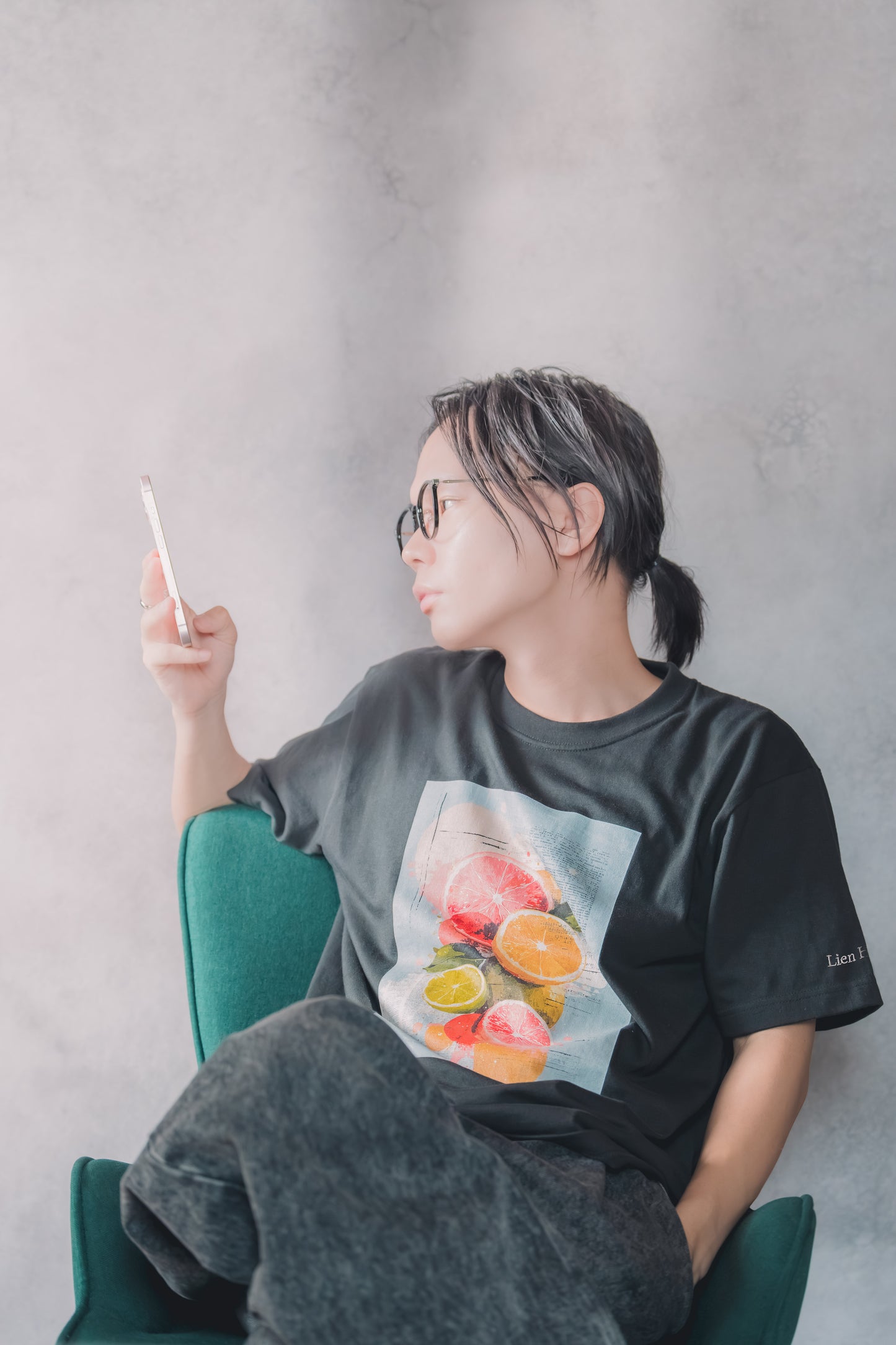 Lien Harden 半袖アートTシャツ - 「午後に溶けるシトラス」